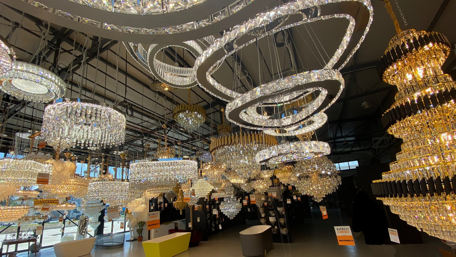 Lustre de cristal în showroom-ul Alessandro Design